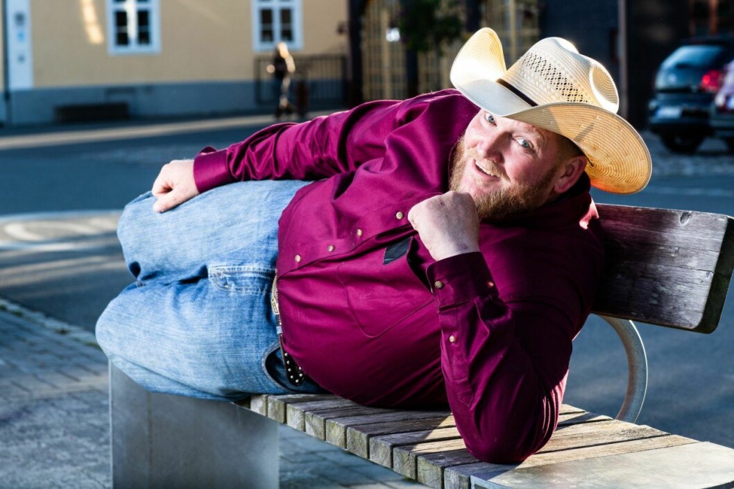 Roy är en tvättäkta cowboy som vill ha reda på mer om sina svenska rötter. Hovslagaren och cowboyen Roy "Dude" Settergren i Allt för Sverige 2019