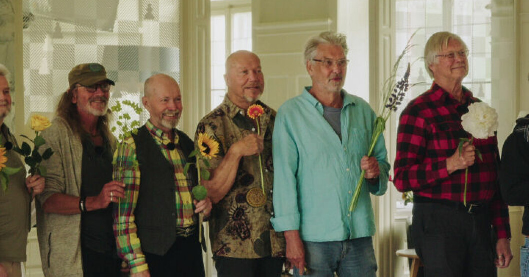 Tore, Leif, Wilhelm, Alf och Tomas är förväntansfulla inför det första mötet med kvinnorna på Hotell Romantik. Tore, Leif, Wilhelm, Alf och Tomas är förväntansfulla inför det första mötet med kvinnorna på Hotell Romantik.