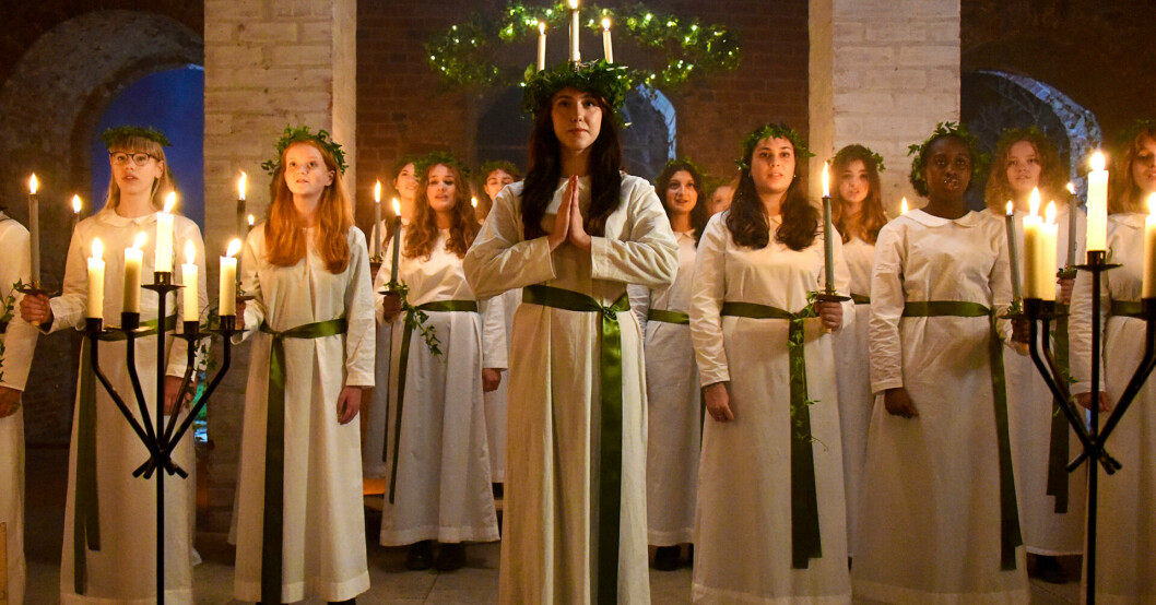 Årets lucia är Clara Dahl och bakom henne Brunnsbo Musikklasser och Alingsås Musikteatersällskap.