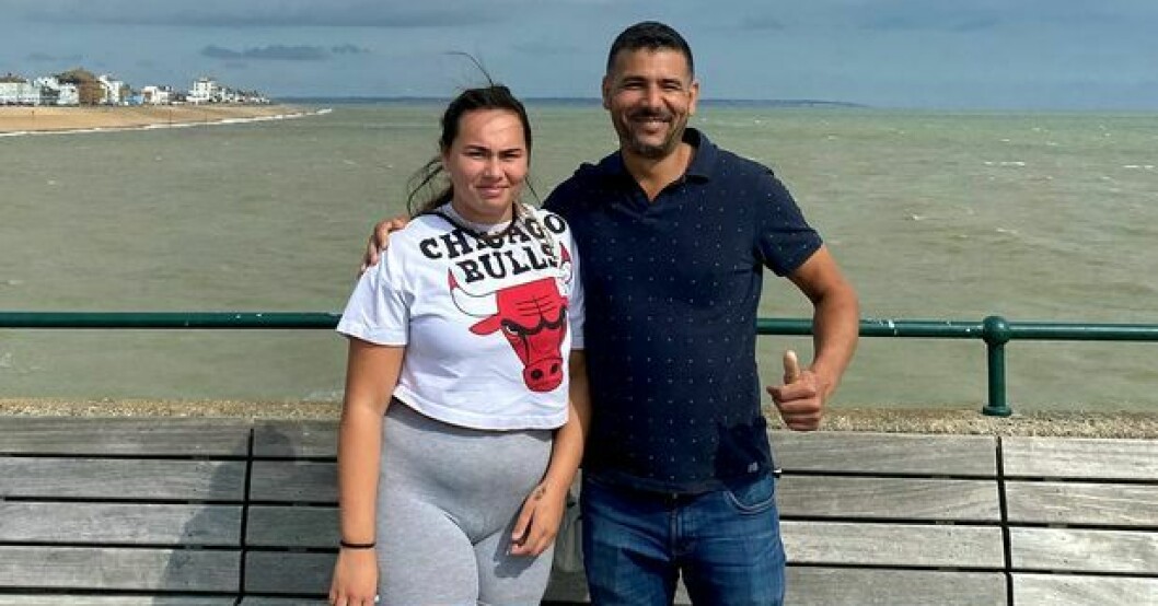 Mellan Derry på Nordirland och Dover i England är det drygt 90 mil bilväg. Caitlin och Bachir