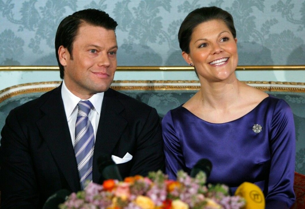 Foto: TT Sweden's Crown Princess Victoria and her fiance Westling talk to reporters during a news conference after their engagement was announced at the Royal Palace in Stockholm