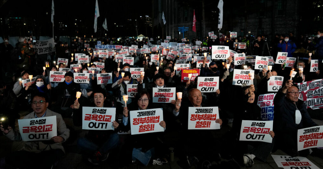 Sydkoreaner i demonstration i Seoul på måndagskvällen, efter att regeringen lagt fram sin plan för försoning med Japan. Yoon försvarar kritiserad plan för försoning