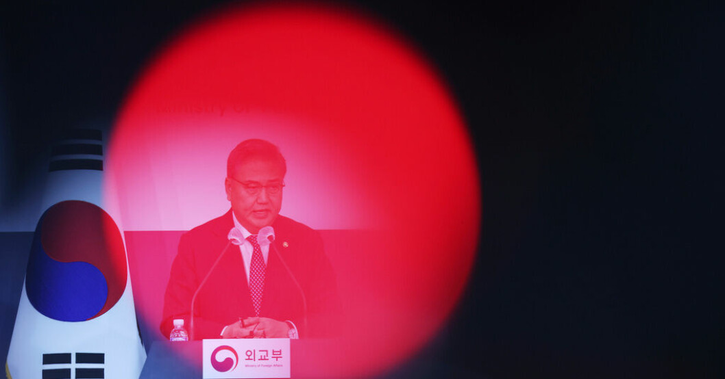 Sydkoreas utrikesminister Park Jin tillkännagav regeringens planer för att kompensera offren för tvångsarbete. Sydkorea och Japan mot känslig försoning