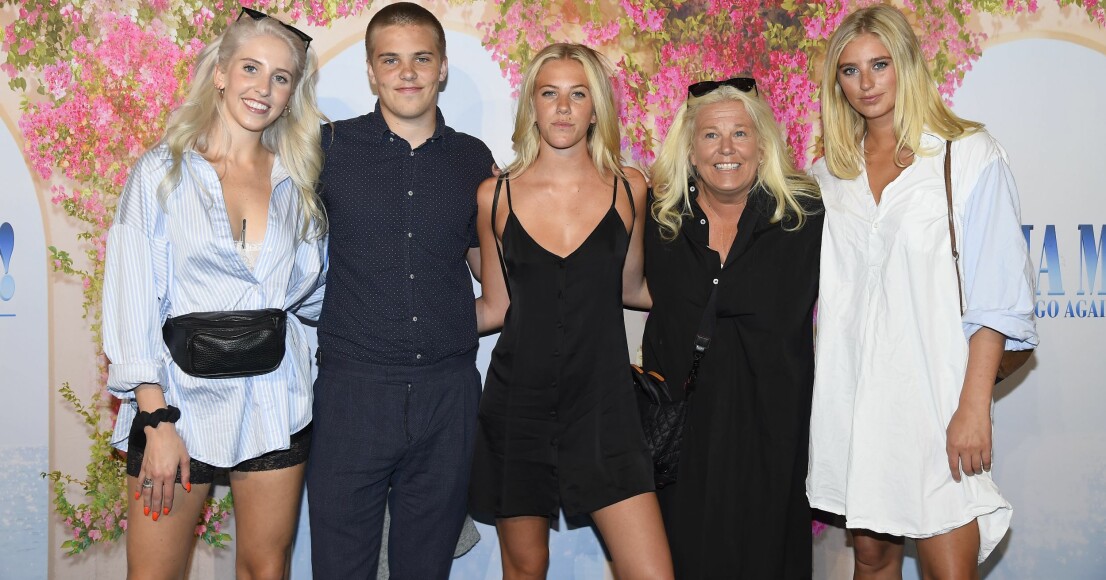 Syskonen Parnevik tillsammans med mamma Mia.