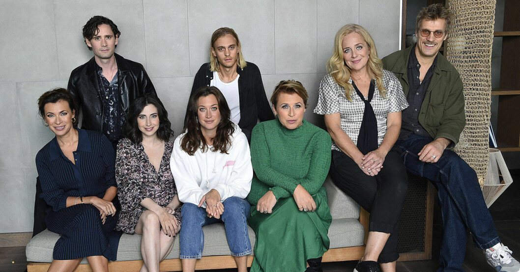 Jens Hultén 2021 med Amanda Schulman, Hannah Widell, Julia Ragnarsson, Dilan Gwyn, Hannes Fohlin, David Larson och Lia Boysen som medverkar i tv-serien Två systrar. Amanda Schulman, Hannah Widell, Julia Ragnarsson, Dilan Gwyn, Hannes Fohlin, David Larson, Jens Hultén , Lia Boysen inför Två systrar.