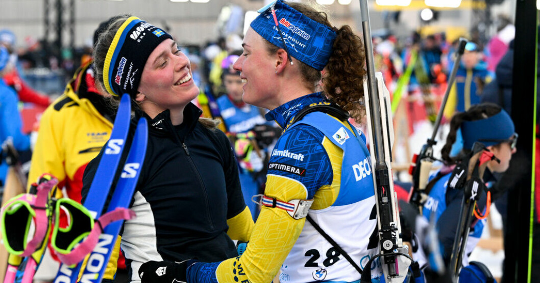 Systrarna Elvira Öberg och Hanna Öberg kramas efter Sveriges medaljdubbel i damernas sprint. Svensk medaljsuccé i VM: "Så himla kul"