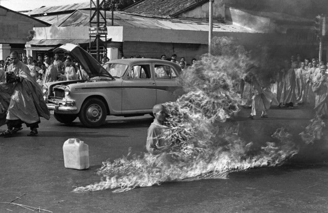Den 11 juni 1963 väljer buddistmunken Thich Quang Duc att tända eld på sig själv på en gata i Saigon, Vietnam, för att protestera mot USA:s inblandning i Vietnamkriget och att flera buddistmunkar åtalats av den sydvietnamesiska regeringen. Foto: IBL FILE - This is a June 11, 1963 file photo of Thich Quang Duc, a Buddhist monk, burns himself to death on a Saigon street South Vietnam to protest alleged persecution of Buddhists by the South Vietnamese government. (AP Photo/Malcolm Browne, File)