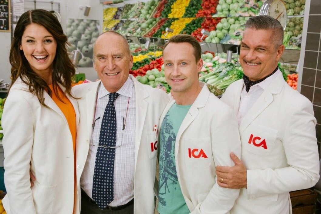 Hans Mosesson med sina forna kollegor i ICA-reklamen.