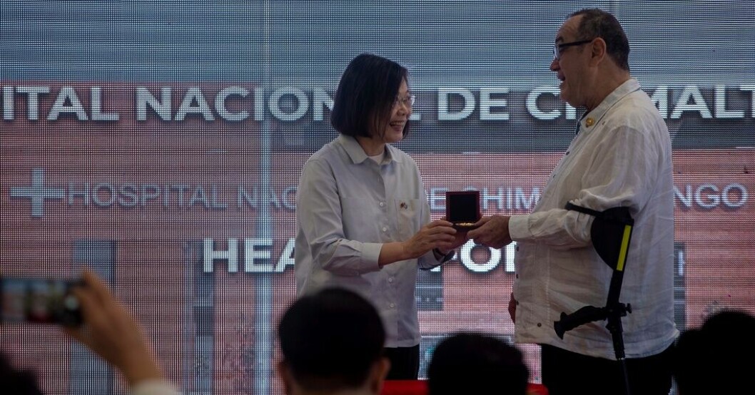 Taiwans president Tsai Ing-Wen överlämnar en gåva till Guatemalas president Alejandro Giammattei vid besöket i Guatemala. Arkivbild. Guatemalas president reser till Taiwan