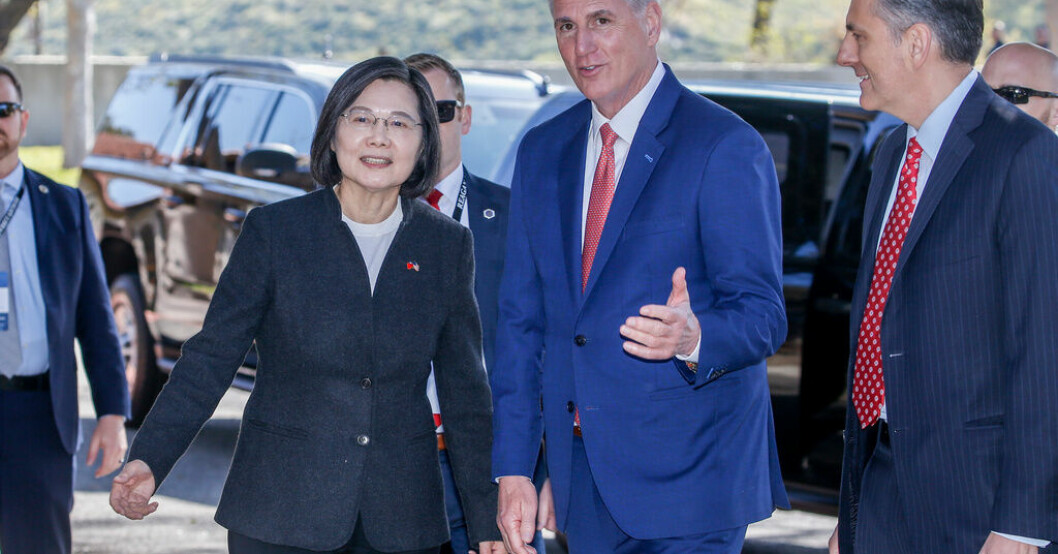 Taiwans president Tsai Ing-Wens möte med amerikanska representanthusets talman, republikanen Kevin McCarthy, på onsdagen har retat upp Kina. Kinesiska krigsfartyg runt Taiwan