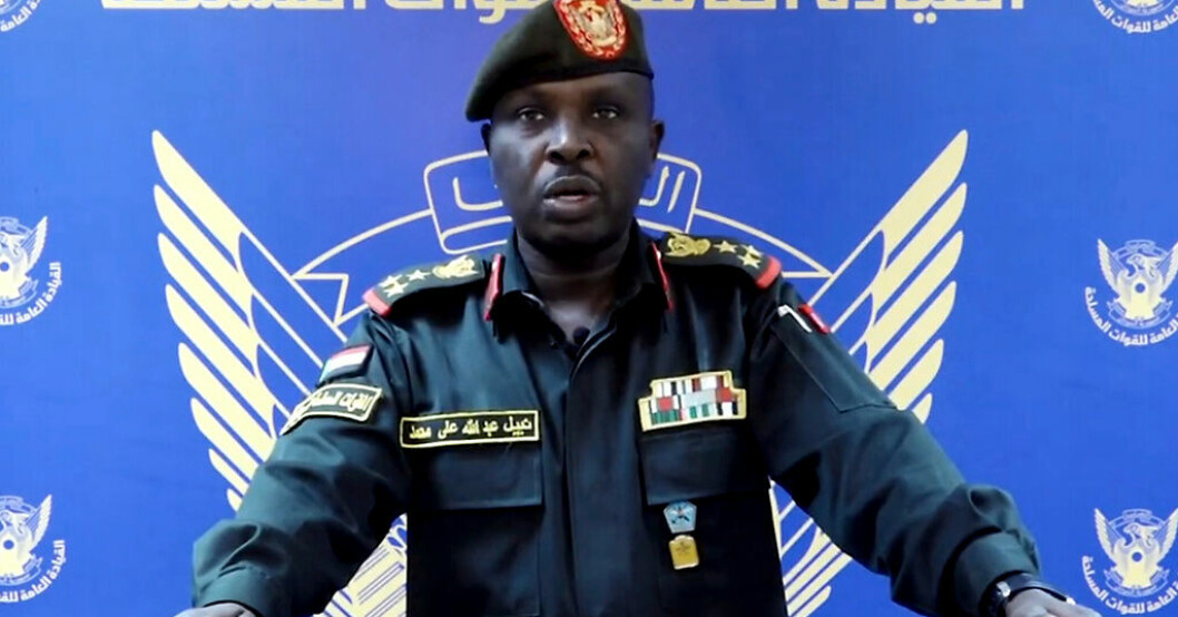 Talesmannen Nabil Abdullah läser i tv upp torsdagens varning från armén. Varningen: Sudan vid "farlig vändpunkt"