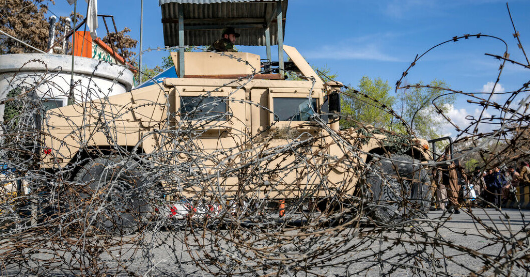Talibaner på vakt efter ett bombdåd i närheten av utrikesdepartementet i Kabul i mars. Många civila dödade under talibanernas styre