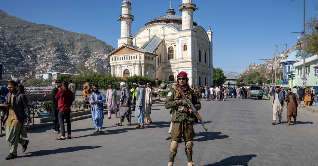 Talibansoldat håller vakt vid en moské i Kabul. Talibaner reagerar på FN-kritik om kvinnor