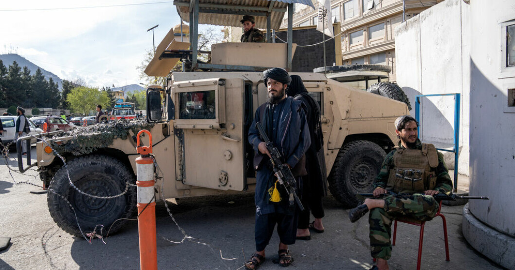 Talibanstyrets soldater står vakt i närheten av utrikesdepartementet i Kabul, efter att en självmordsbombare slog till där i slutet av mars. Arkivbild. Läcka: Afghanistan ett terrorfäste igen