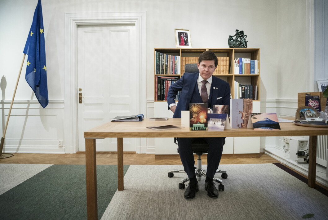 Andreas Norlén bakom sitt skrivbord.
