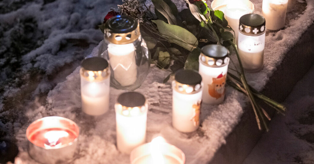 Tända ljus vid en minnesstund på Stora torg i Eslöv för den mördade pojken i december förra året. Arkivbild. Fälldes för mord på sitt barn – överklagar