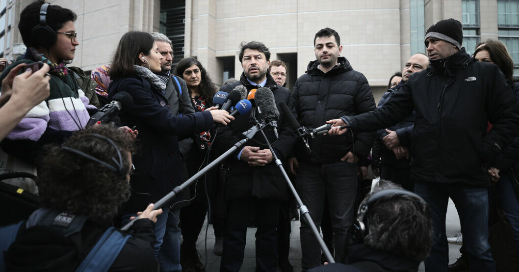 Taner Kilic framför domstolen i Istanbul 2020. Arkivbild. Turkisk domstol frikänner Amnestychef