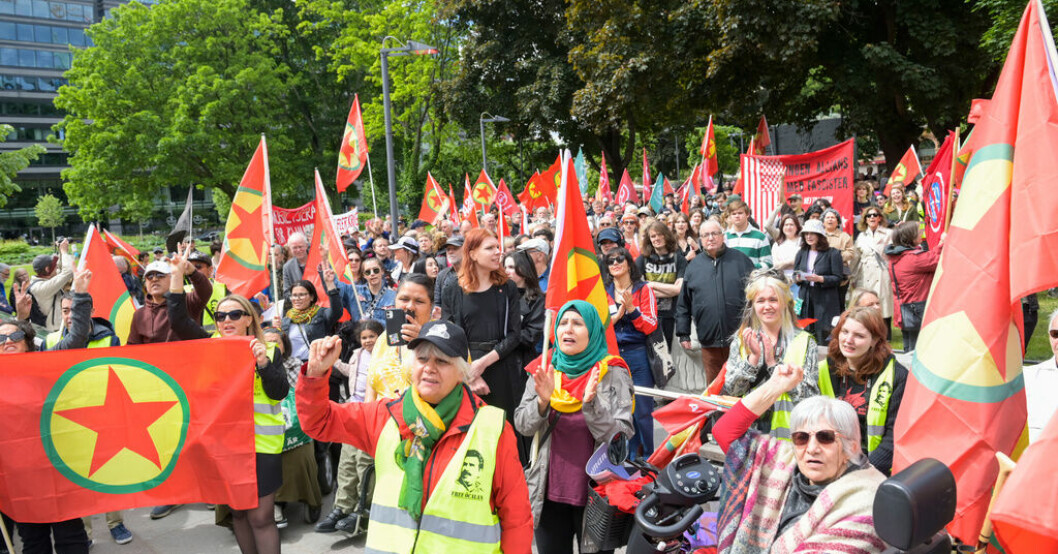 Tätt med PKK-flaggor under Nato-protest i Stockholm i helgen. Terrorlagen: Åsikter okej – men inte uppmaningar