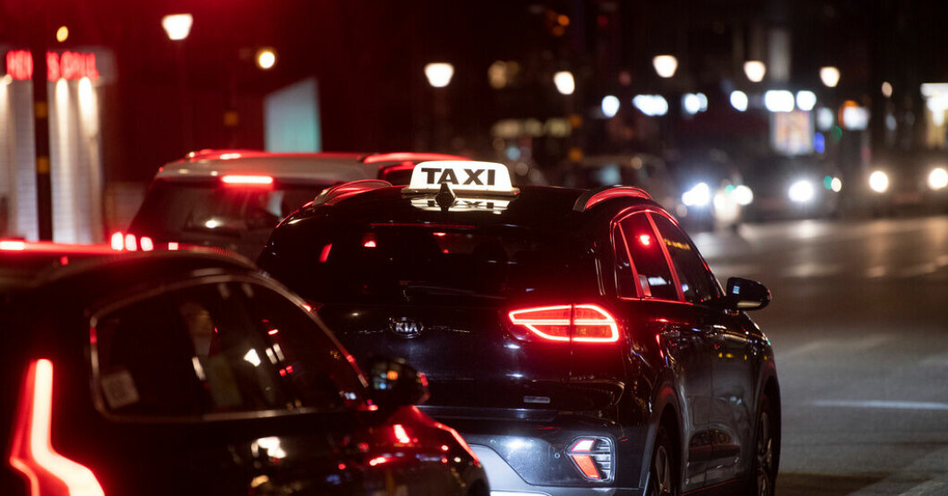 Taxibil i i Stockholmsnatten. Arkivbild. Förslag: Låt 18-åringar köra taxi