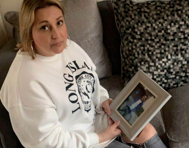 Vicky var gravid i vecka 29 när hon mottog dödsbeskedet och tvingades identifiera kroppen. Vicky med ett foto på sonen Liam.