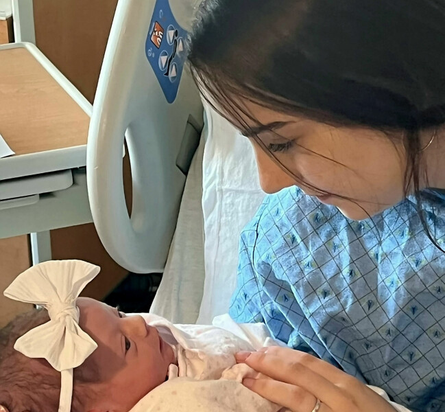 Bella Davis med sin dotter vars namn inte riktigt har gått hem. Bella David med sin dotter som bär en rosett.