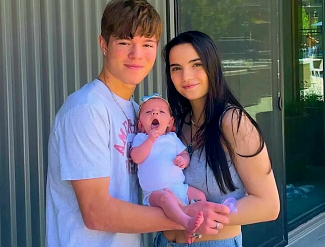 Bella David med pojkvännen Reason Robison och deras dotter Polaris. Bella David med pojkvännen Reason Robison hållandes deras dotter Polaris.