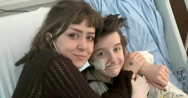 Mamma Hannah Walton med sin kära son Alfie. Mamma Hannah Walton håller om Alfie.