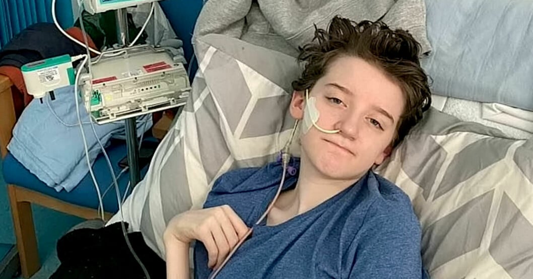 15-åriga Alfie Scriven lever nu med olidlig smärta efter en oskyldig olycka. Alfie Scriven i sin sjukhussäng.