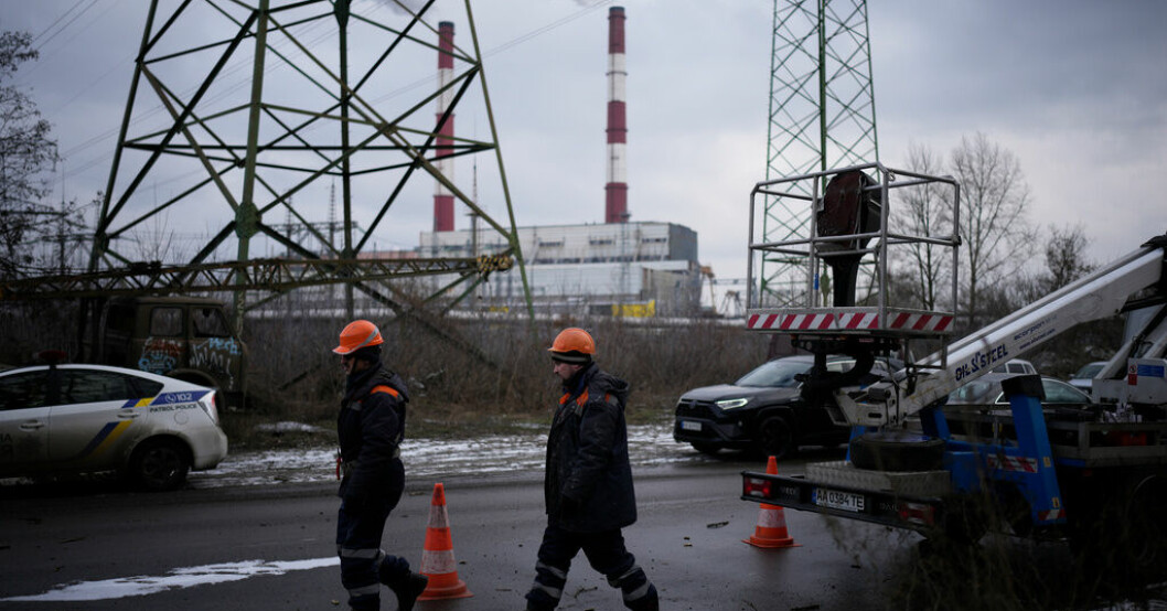 Tekniker arbetar vid ett kraftverk som utsatts för en rysk attack i Kiev i slutet av januari. Arkivbild. Inget underskott i Ukrainas kraftsystem