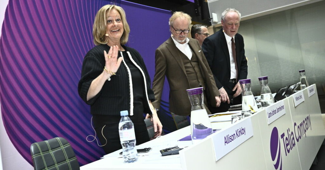 Telias vd och koncernchef Allison Kirkby till vänster på bolagets årsstämma tidigare i år. Arkivbild. Lägre vinst för Telia