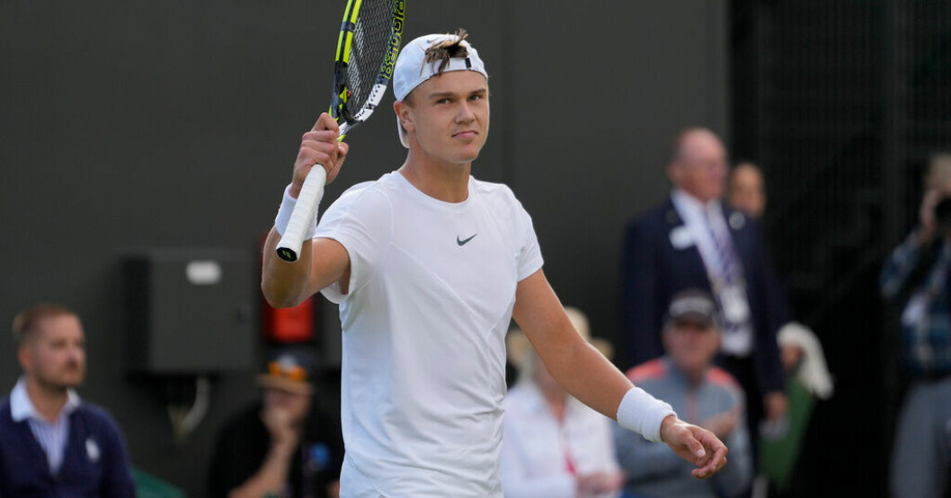 Tennisspelaren Holger Rune. Rune vidare i Wimbledon: "Inte enkelt"