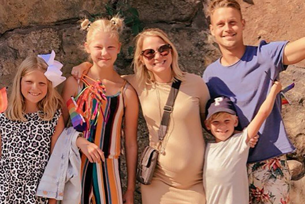 Theodora med familjen. Theodora Larsson med Anton Uddfalk och barnen Leia, Cornelia och Jasper.