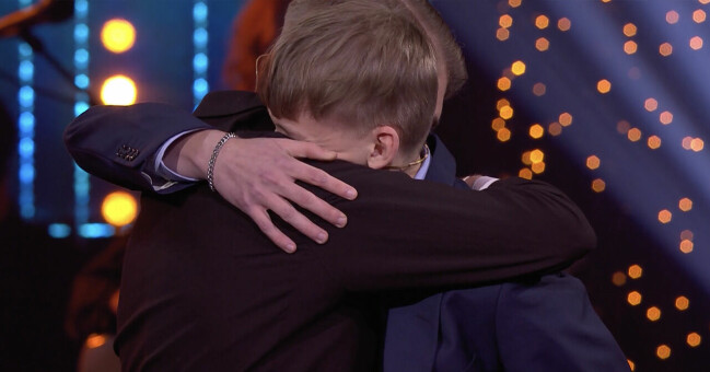 Theo och Alvin känslosamma kram under Svenska Hjältar-galan. Theo och Alvin känslosamma kram under Svenska hjältar-galan.