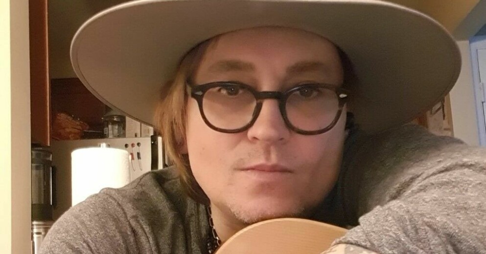 Seba Alón ledsnade på att bli förväxlad med Johnny Depp. Nu siktar han på att bli rockstjärna och är aktuell med en ny singel – som handlar om just Depp och hans förhållande med Amber Heard. Seba Alón