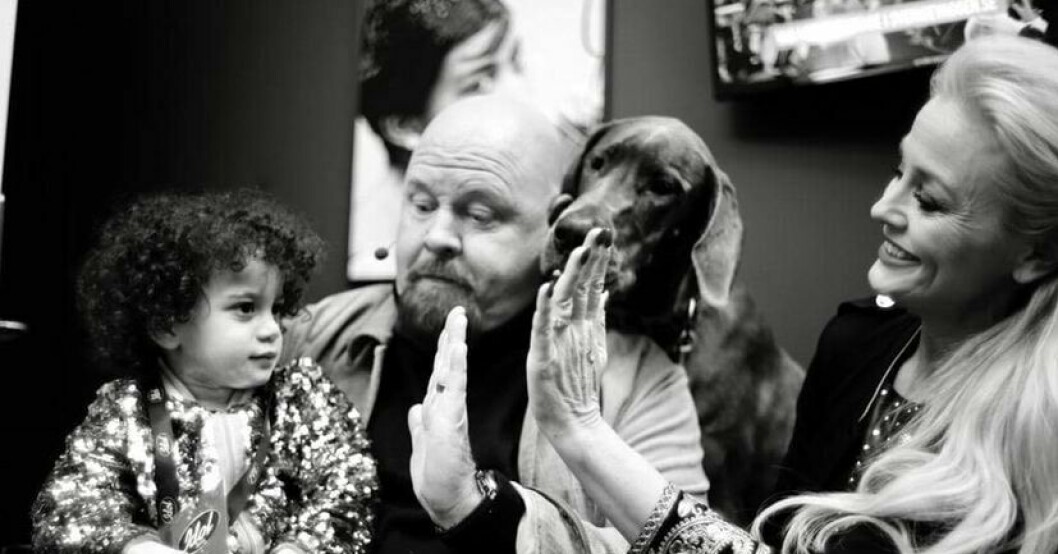 <span class=" bold" data-lab-bold_desktop="bold">Anders Bagge och Johanna Lind Bagge tillsammans med deras guddotter Alina. FOTO: Anders Bagge/Instagram.</span>
