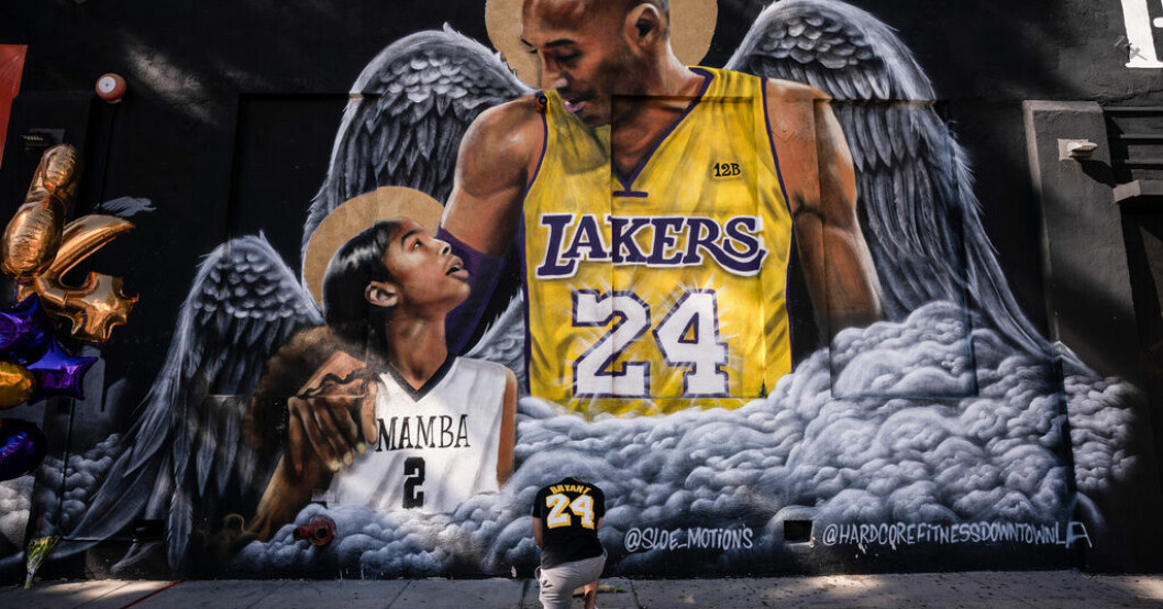 Tidigare NBA-stjärnan Kobe Bryant omkom i en helikopterolycka i januari 2020. Här avbildad och hedrad i en väggmålning i Los Angeles. Arkivbild. Kobe Bryants tröja såld för 60 miljoner