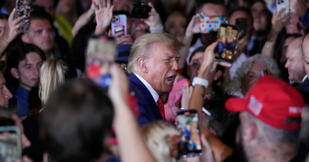 Tidigare president Donald Trump möter anhängare när han anländer till sin strandnära bostad i södra Florida. Statsvetare: Trump gör valkampanj av åtal