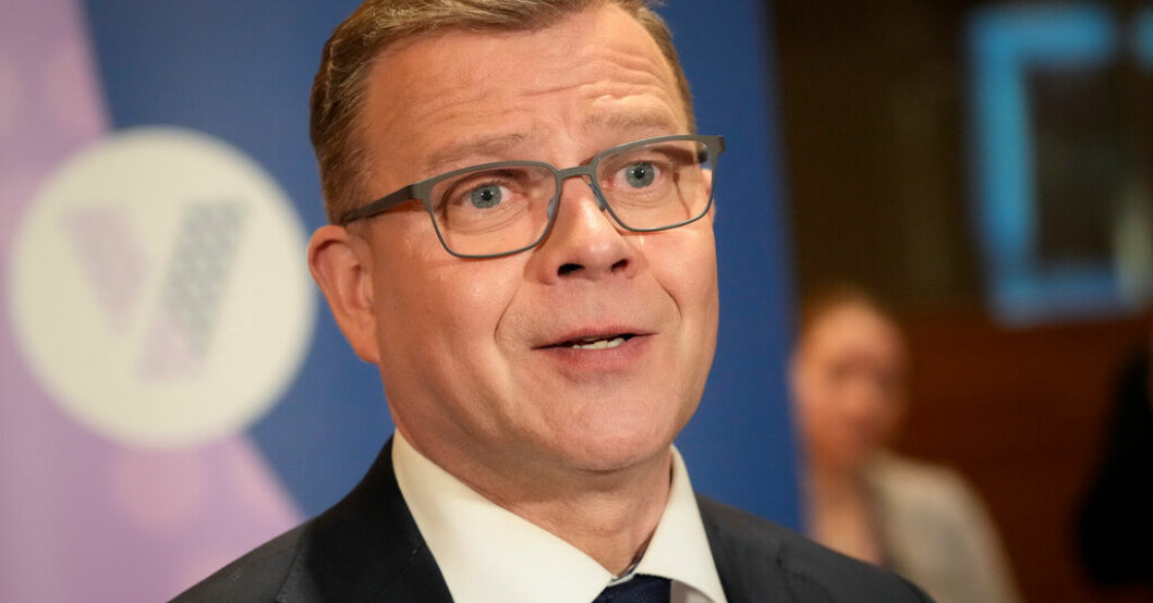Tilltänkte statsminister Petteri Orpo kunde ses vanka omkring i Ständerhuset i Helsingfors medan förhandlingarna pågick. Arkivbild. Orpo: Uppgörelse om ny regering klar