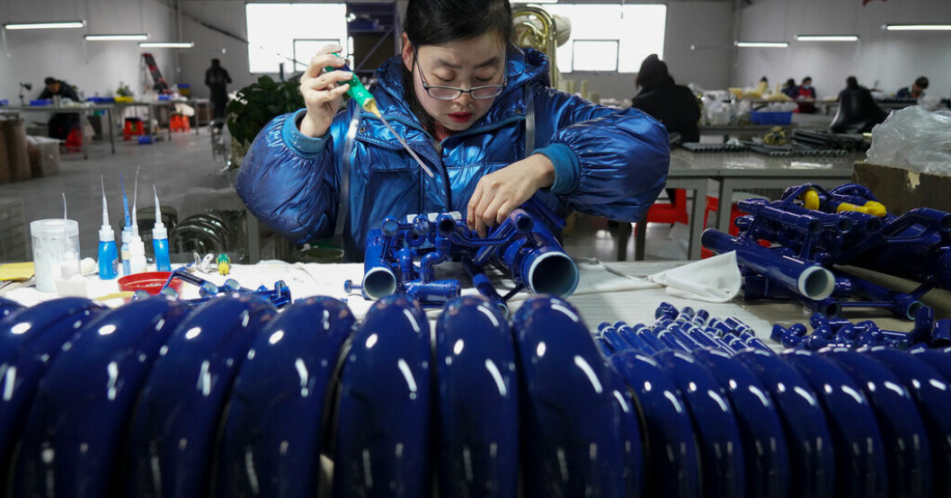 Tillverkning av musikinstrument i Wuqiang i Hebeiprovinsen i februari. Kinas export vände uppåt igen