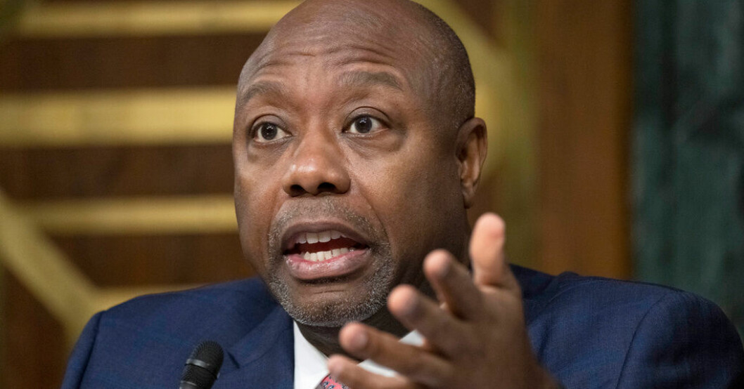 Tim Scott i ett utskott i Washington. Bild från slutet av mars. 57-årig senator vill utmana Trump