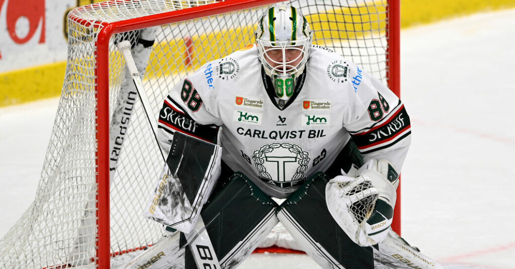 Tingsryds målvakt Tomas Rydén släppte bara in en puck mot Djurgården och hoppet lever för klubben att slippa nedflyttningskval mot Västervik. Arkivbild. Hoppet lever ett tag till för Tingsryd
