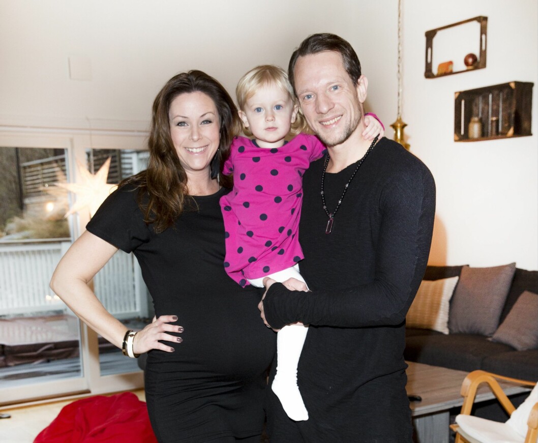 Helena Fransson, Tobias Wallin och Noomi väntar spänt på lillebror som är beräknad till i början av januari. Tobias Wallin och Helena Fransson