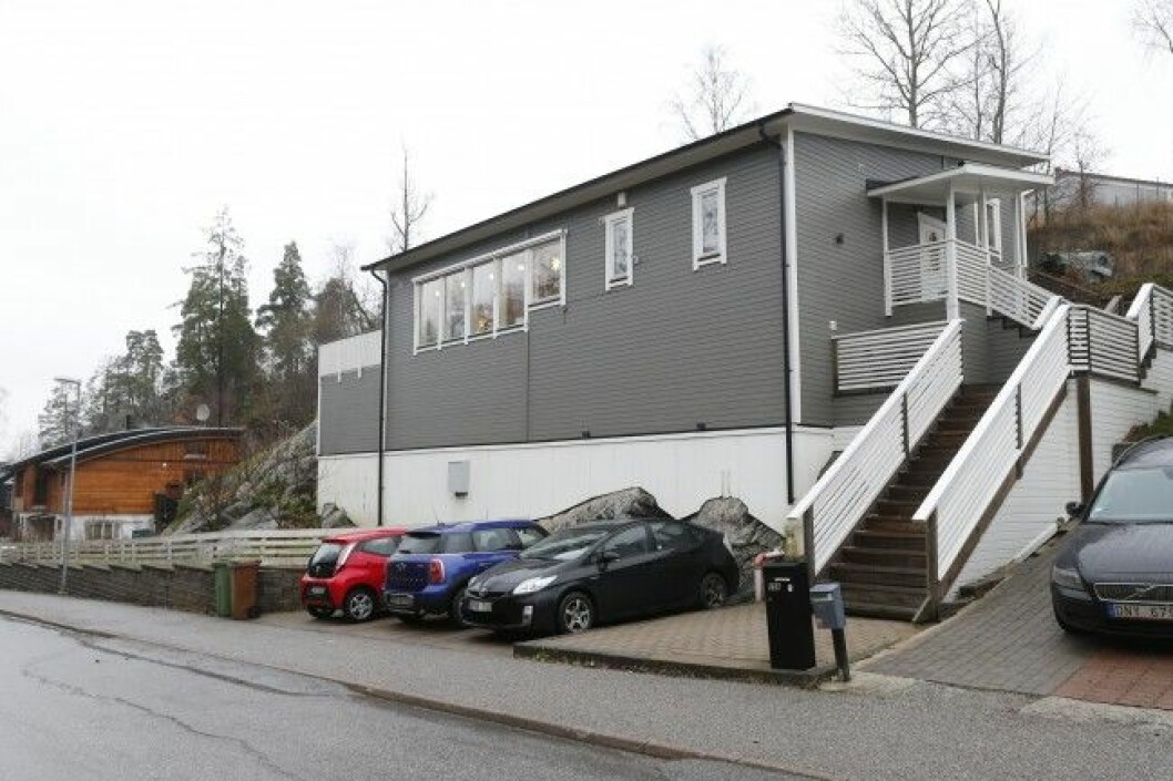 Trävillan byggdes 2005 och har en altan på 140 kvadratmeter. Tobias Wallin och Helena Fransson