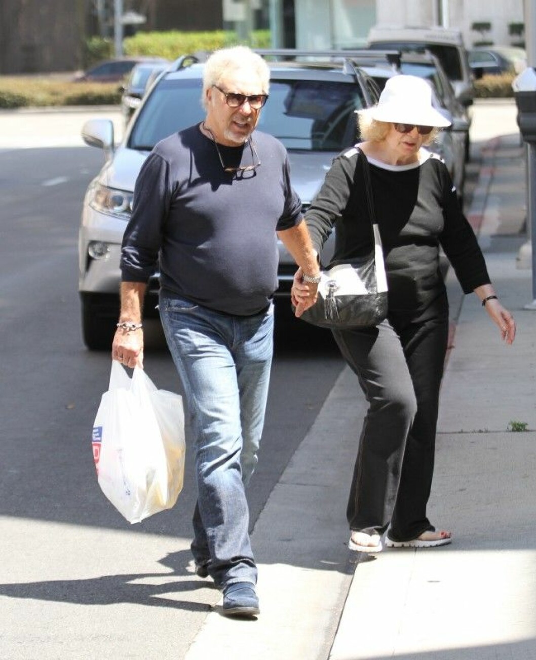 Tom Jones fru Linda dog i cancer en vecka efter att hon fått diagnosen.