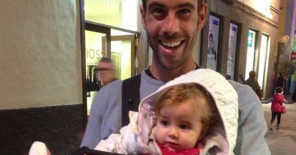 Tomás Gimeno jagas av polis, misstänkt för att ha mördat sina döttrar. Tomás Gimeno