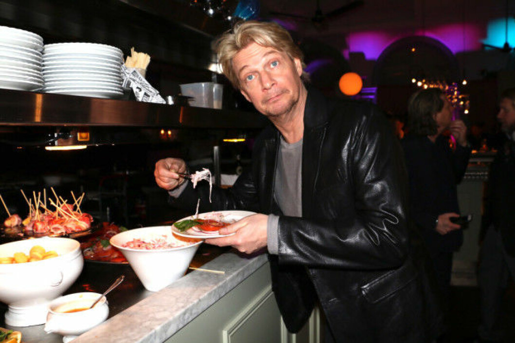 Kladdig coleslaw föll Tommy på läppen. Kladdig coleslaw föll Tommy på läppen.