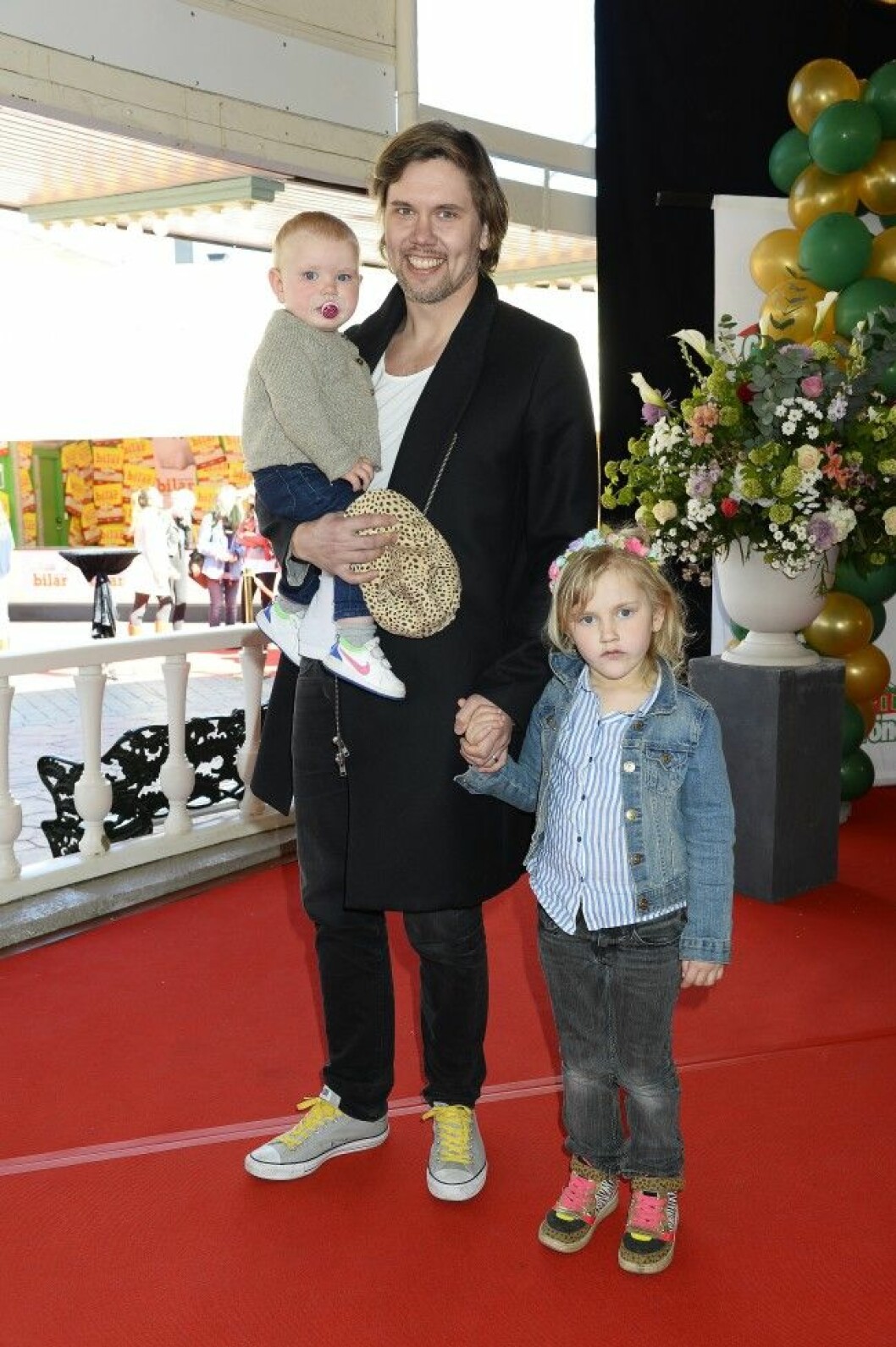 Tommy Myllymäki på ett event i somras med barnen Nagla och Nomi.