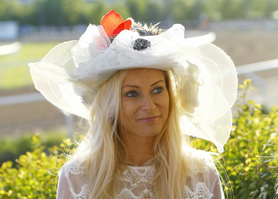 Från ett liv i lyx – till en cell i kvinnofängelset. Så går det när man inte betalar skatten. Foto: All Over Press T?BY, SWEDEN 2010-06-01 Petr? Event & PR bj?d p? Hattmingel "A touch of Ascot" p? T?by Galopp. "Stockholms Stora Pris" var kv?llens stora galopplopp. Det delades det ut pris till b?sta manliga och kvinnliga hatt. Bilden: Tone Oppenstam ?r en av de kvinnorna som kommer att vara med i TV4 dokument?r-serien "Ladies p? ?stermalm". Hon slutade tv?:a i hatt-t?vlingen. Photo & Copyright: Patrik ?sterberg/All Over Press Sweden
