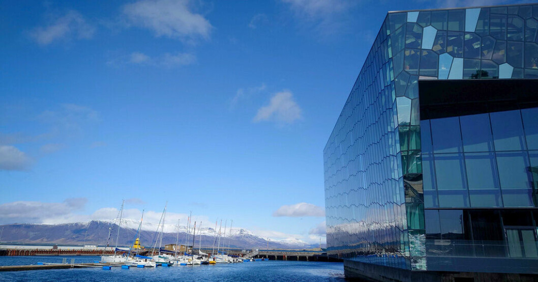 Toppmötesdeltagarna får utsikt över snötäckta fjäll från den pampiga möteslokalen Harpa i centrala Reykjavik. Europeiska ledare till Island för ovanligt möte