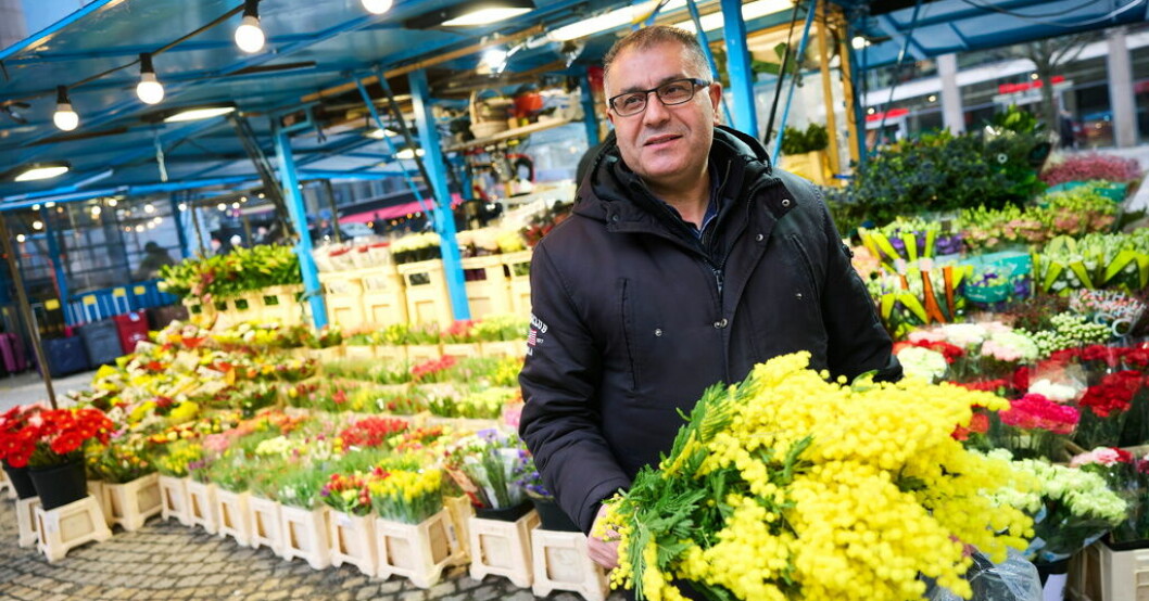 Torghandlaren Ömer säljer blommor på Hötorget i Stockholm. Torghandlaren: "Många prutare gör fel"